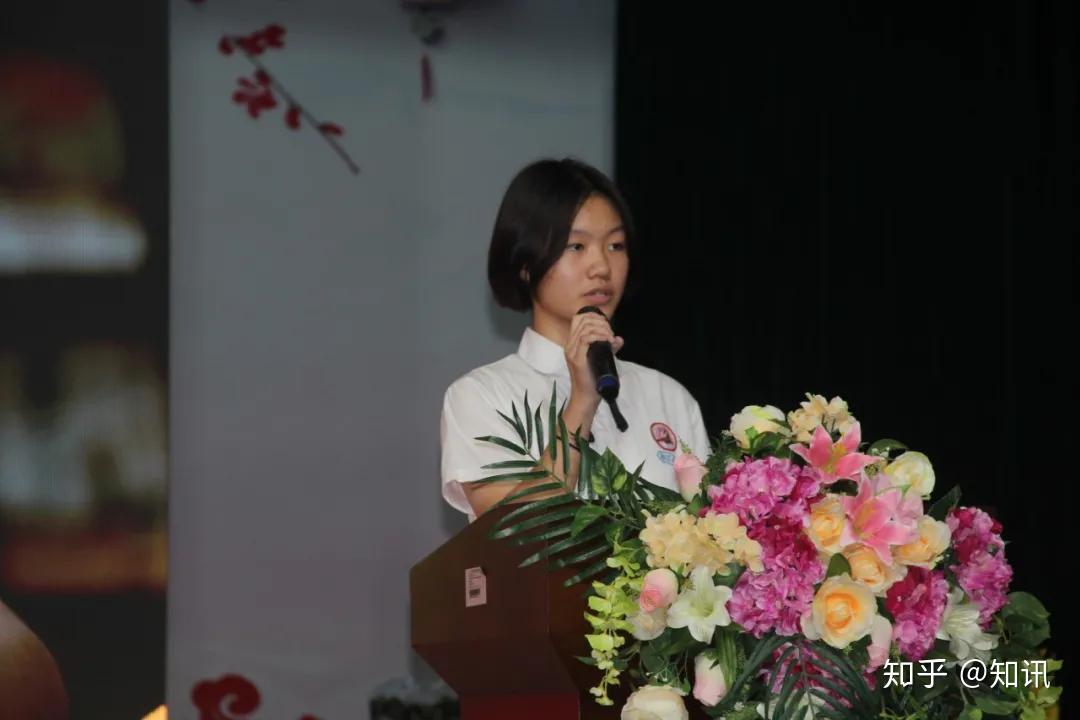余燕琼校长为招芷晴同学授予荣誉社长证书,为高振霆同学授予社长聘书.