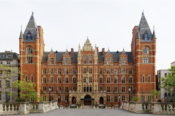 如果你是在nafa读完专科再申请的话,不难.