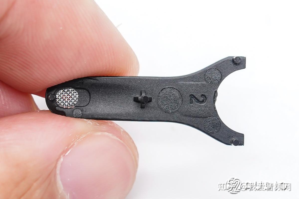 进入耳机拆解部分,沿合模线撬开耳机头.前腔内部扬声器单元结构一览.