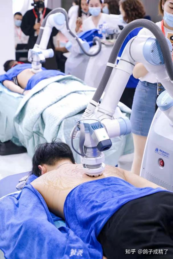 秀域上线了第一款超v热动力机器人,这是世界首款亚健康理疗机器人