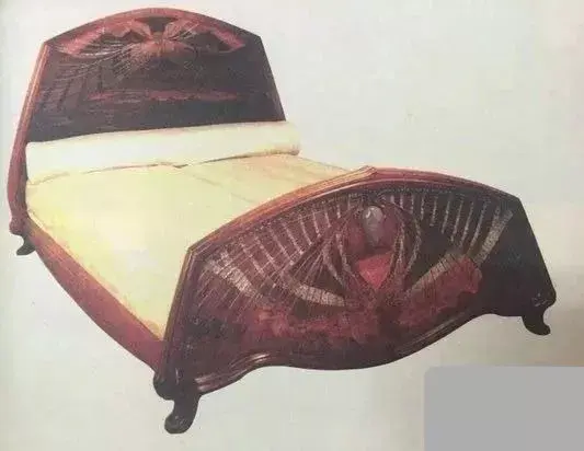 爱弥儿·盖勒的蝴蝶床代表作品是蝴蝶床