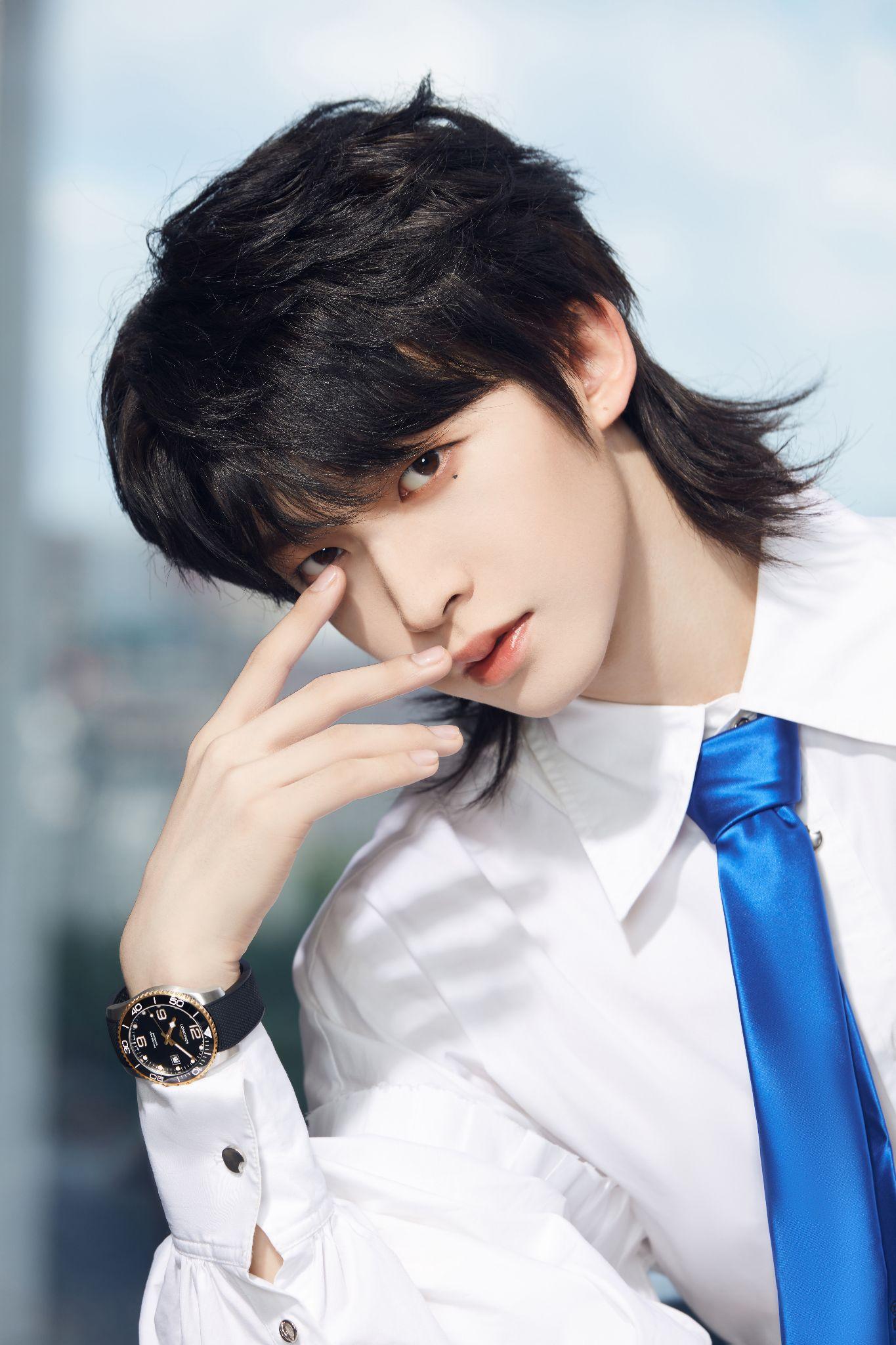 听说c位出道的国际男团into1队长刘宇妆很浓