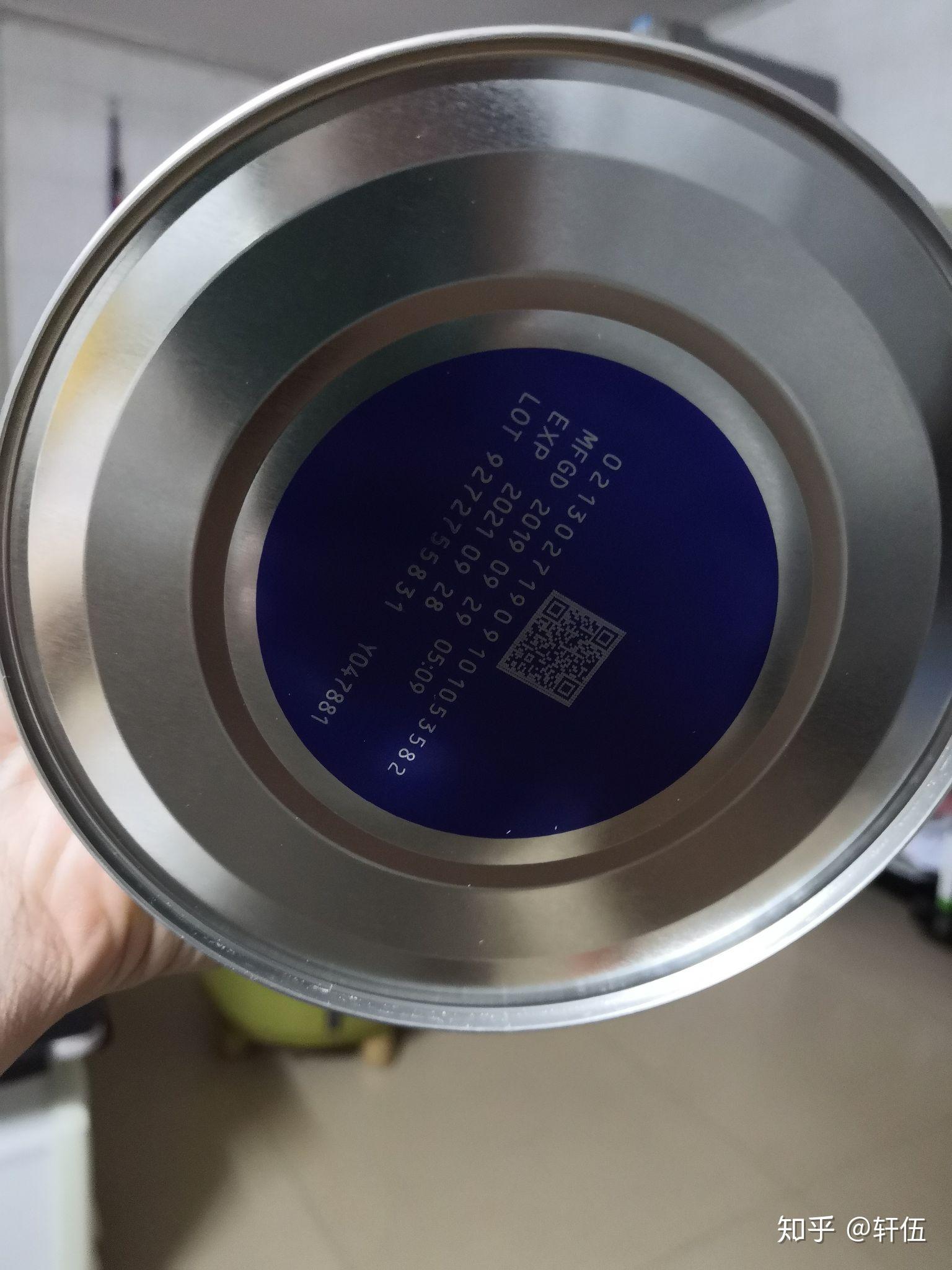 启赋奶粉 ,两罐底部不一样,一个有个防伪标签跟还有刻了编号?