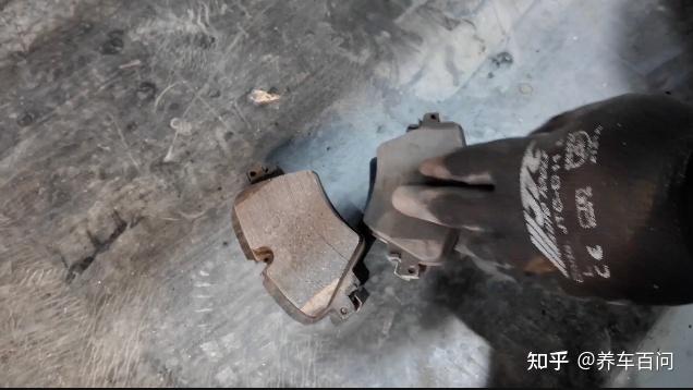 老技师揭秘:为什么奔驰宝马换了刹车片反而更响了?