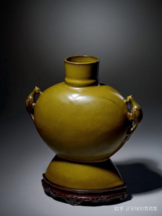 乾隆粉青釉夔龙纹双耳扁壶1920.5万元成交——人民政协网 中国