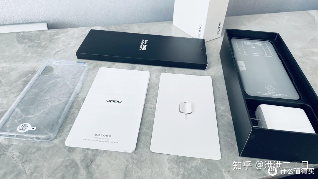 手机的整体包装其实还是十分简洁的,通过外包装可以来接是oppo k9产品