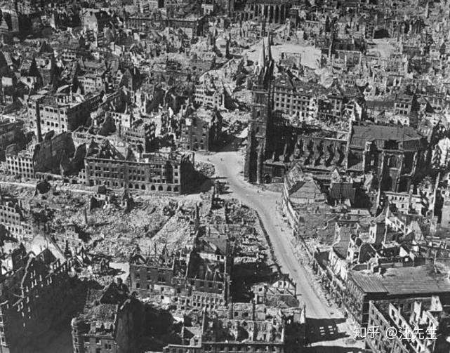 德国战败之时的老照片:纽伦堡遭遇大轰炸,整个城市如同地狱