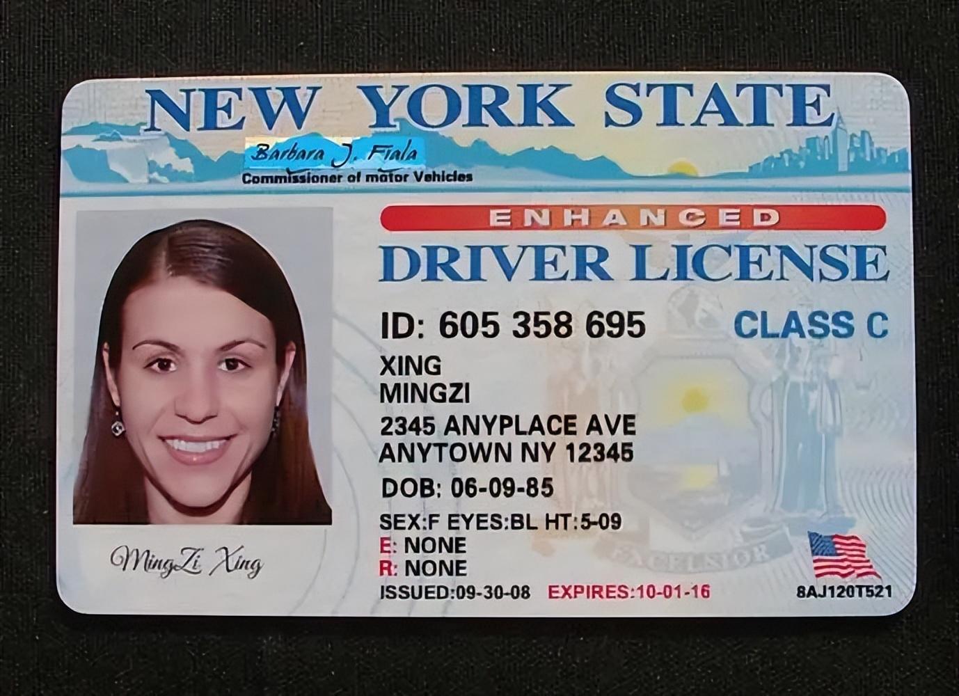 美国人没有身份证,需要出示证件时多用驾照,驾照即等同于身份证.