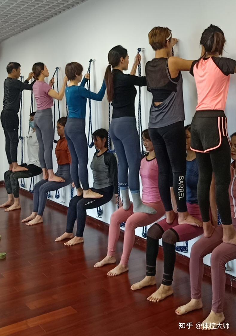 瑜伽体式祥解"幻椅"