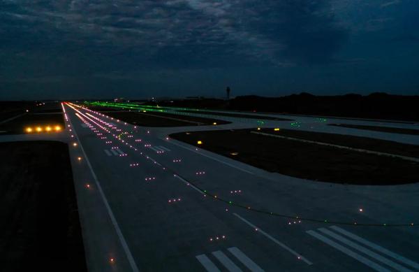 天府国际机场亮了