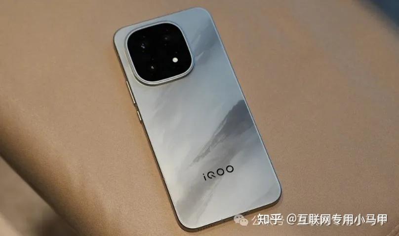 顶峰对决!iQOO 15和荣耀WIN二选一,谁能“笑到”最后?