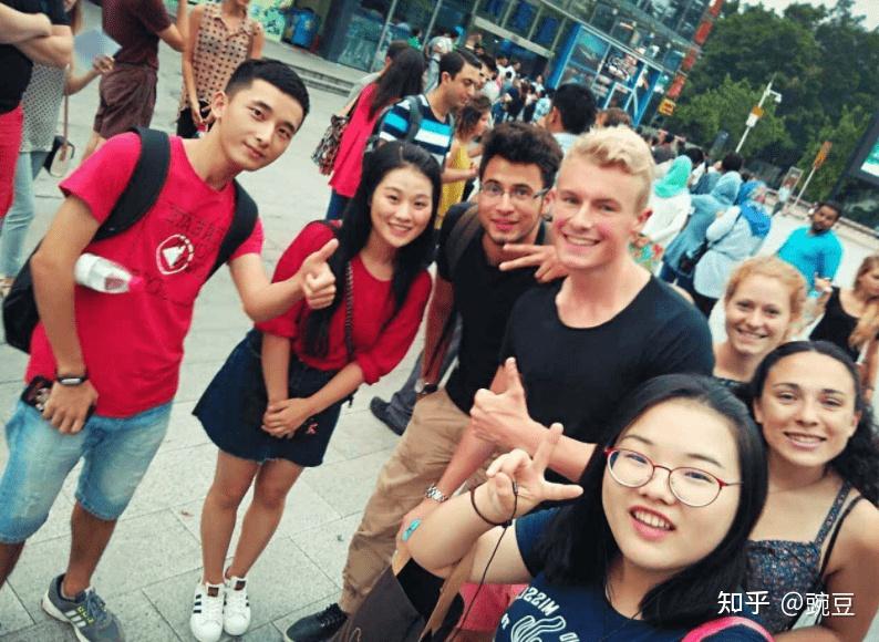 全班一共有30个人,20几个都是中国学生,去外国留学担心语言不通,没