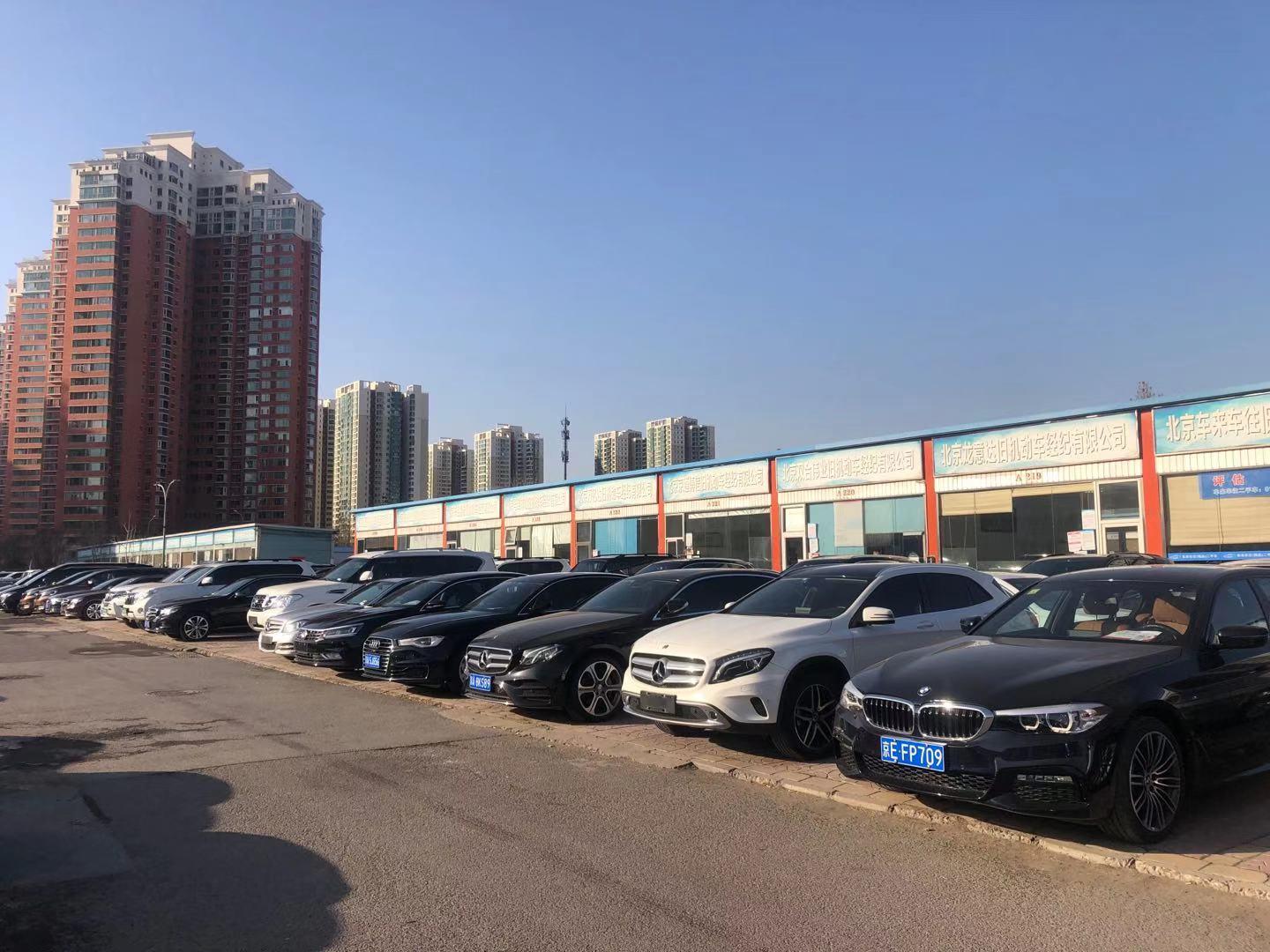 bba仍然是花乡二手车交易市场中的"香饽饽",大量 5系,e级,3系,a6l随处