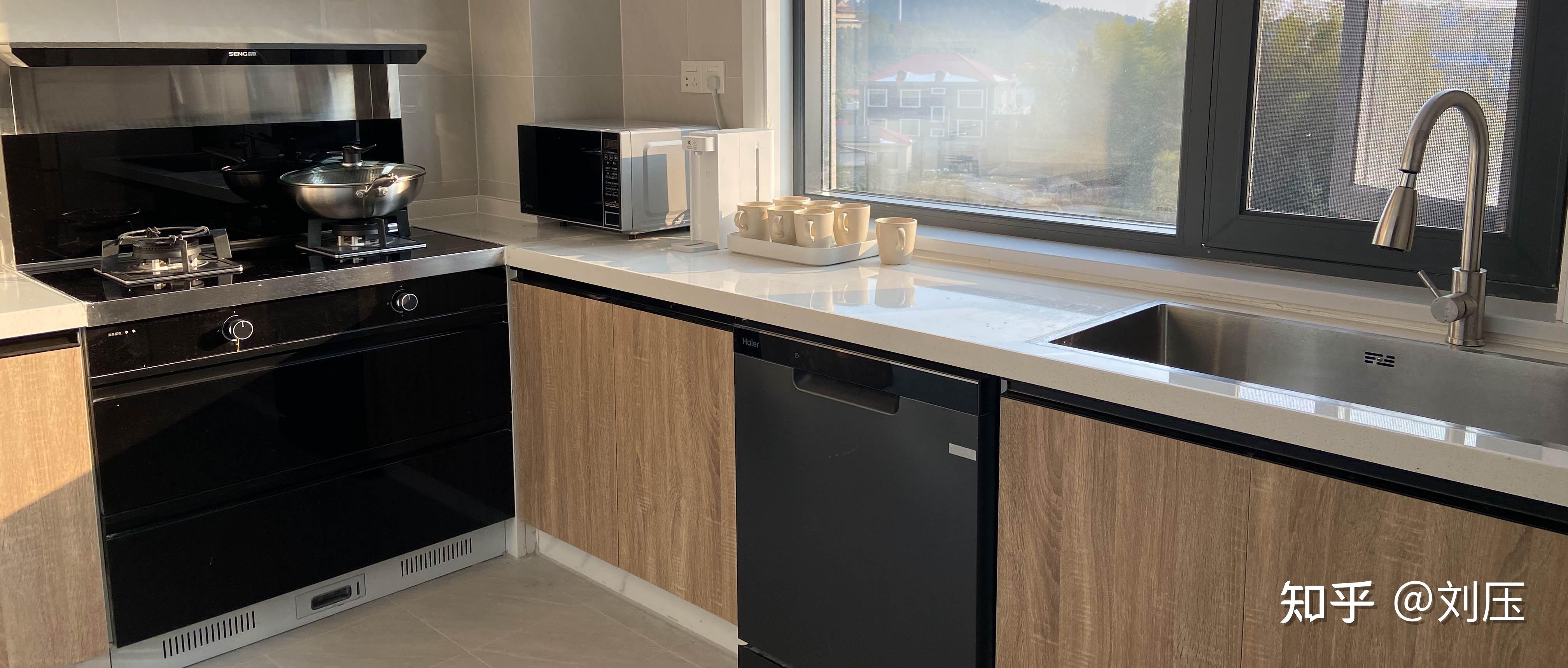 厨房厨房的设计是是根据渲染来挑选的,最后选择了木纹橱柜板,吊柜用的