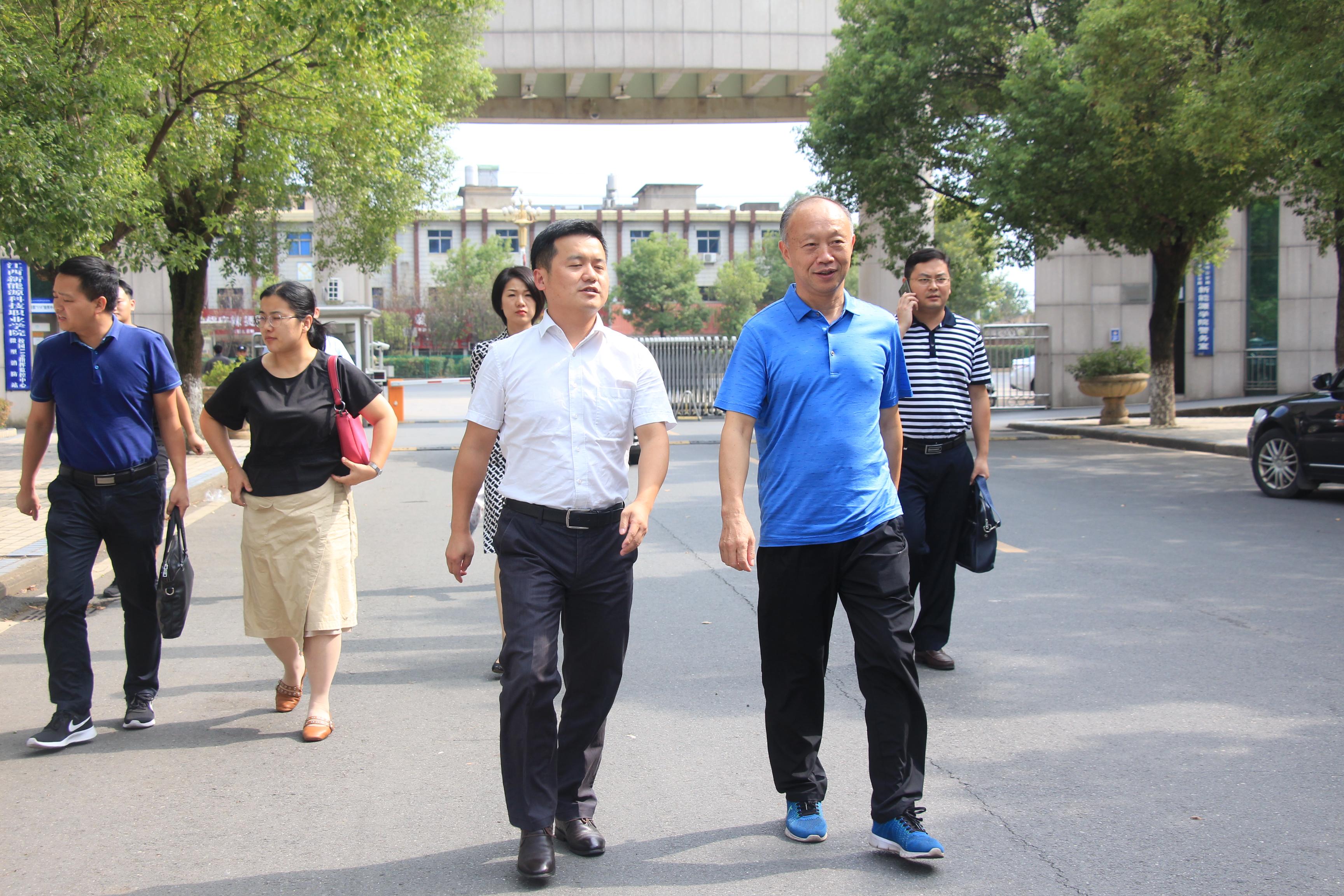 校长邓晓阳,副校长张爱森,校办主任李陆根,团委副书记高振伟等陪同