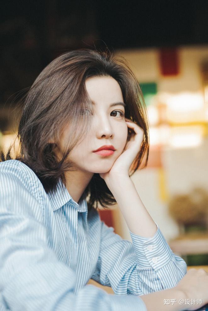 自然的托腮,营造一种慵懒感和自然感,特别的自然好看,而且姿势简单易