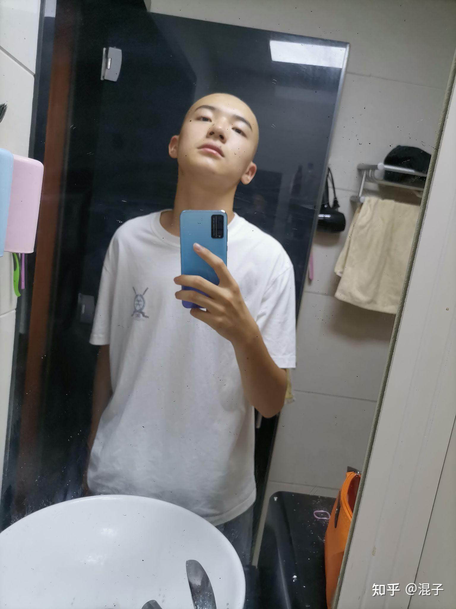 男生长得丑剃光头是什么体验?