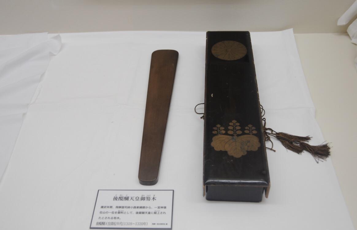 日本天皇继位拿的笏板是什么材料的?我国历史上用的是什么制材?