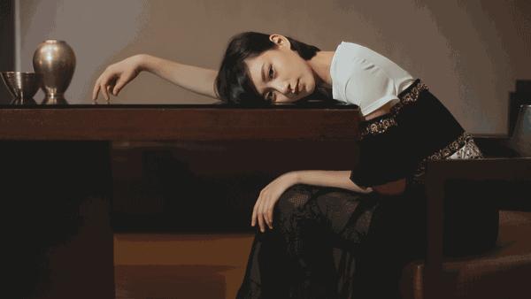 chanel三度宠爱,川岛小鸟为她着迷,23岁被封为香港文青女神的她美在