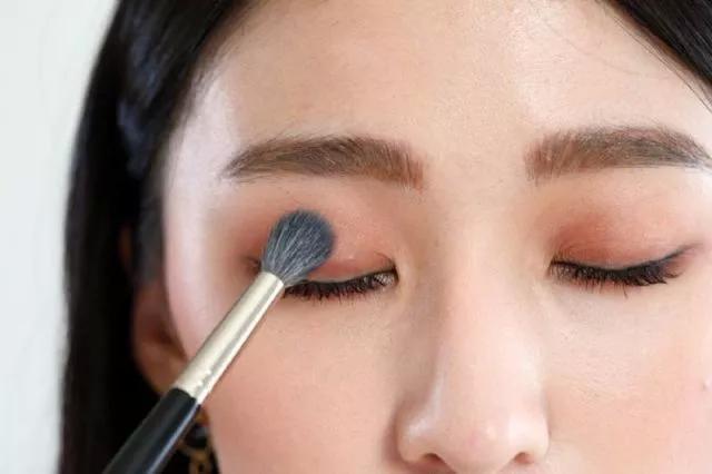 简单2步画眼影不会画眼影的人必学