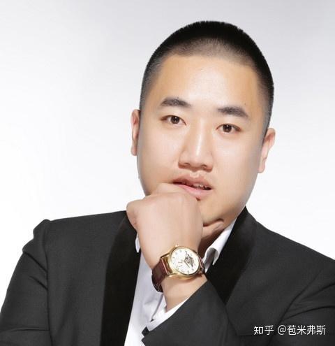 尤宪超创办的相声团队"嘻哈包袱铺",2009年正式拜师相声前辈冯春岭