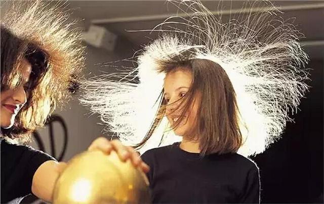 原因是静电远不只是让头发到处乱飞这么简单,它对头发的伤害有时比烫