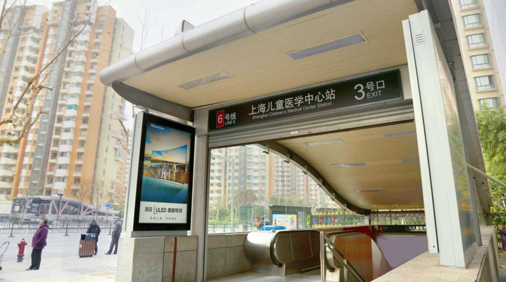 在设计地铁站地上部分建筑时需要考虑哪些因素