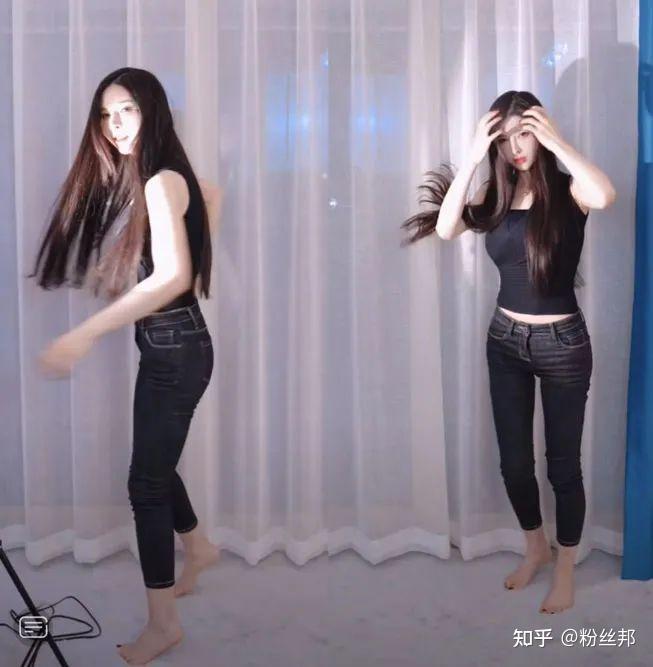 随后,小耳朵在直播间表演了自己的"才艺",并且透露