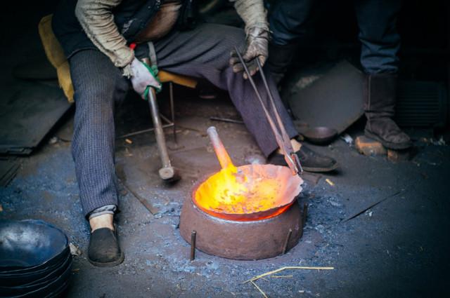 锻造好的铁质生产工具;一个工作间,放置着烧铁的炉子和打铁用的钢墩