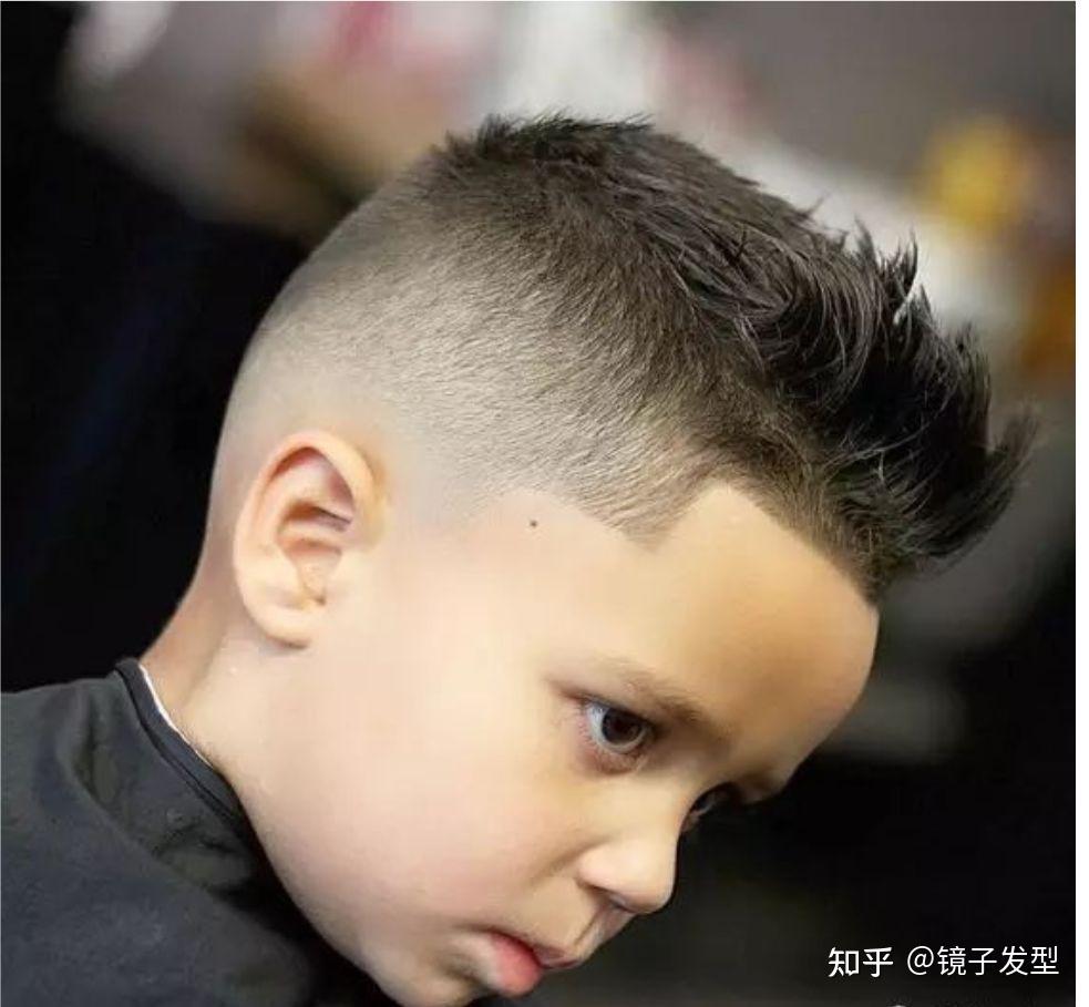 遇到这种情况,完全可以试试这位小男孩的发型,周边铲短渐变又有层次感