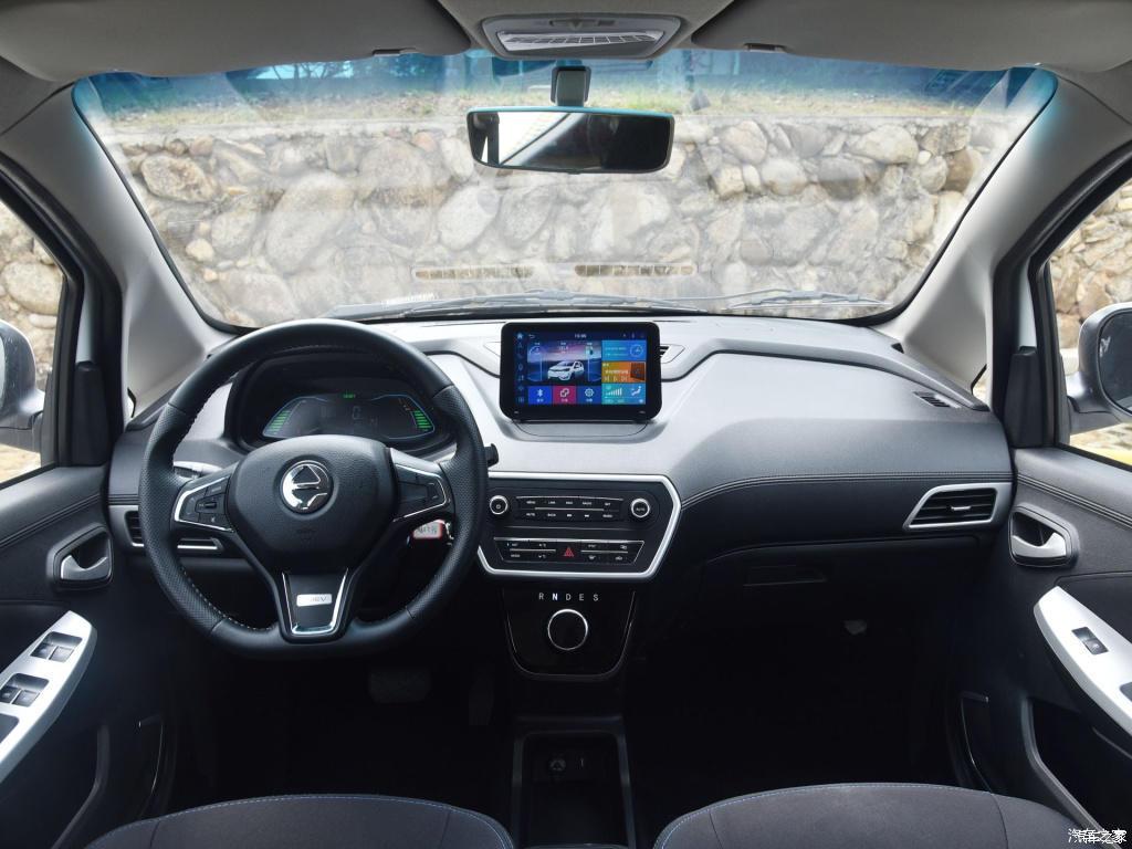 江铃e200n内饰风格简单而独特,不失内涵,不减格调,整体内饰风格是简约