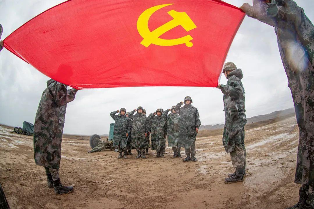 "七一"前夕,新疆军区某火力团开展实弹射击训练,某连取得首发命中的好