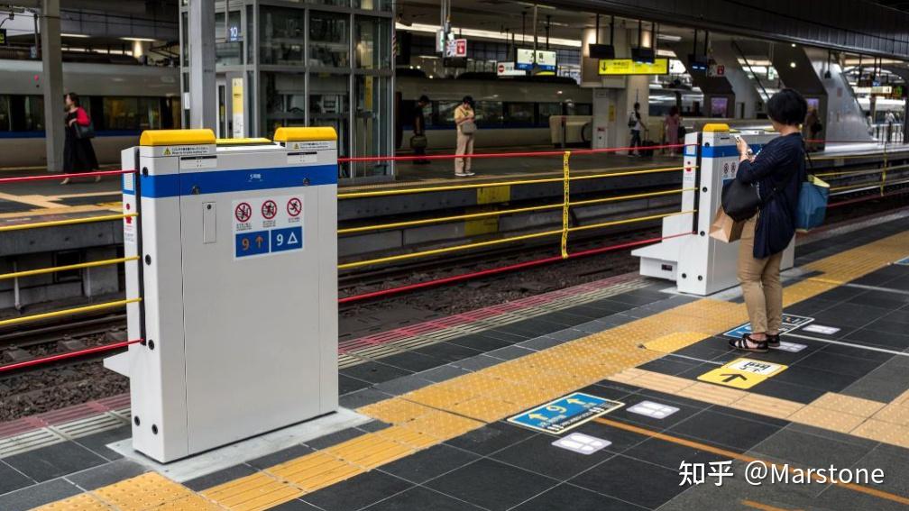 高铁站台防止乘客越过安全线的解决方案:站台升降护栏的应用与优势 - 知乎