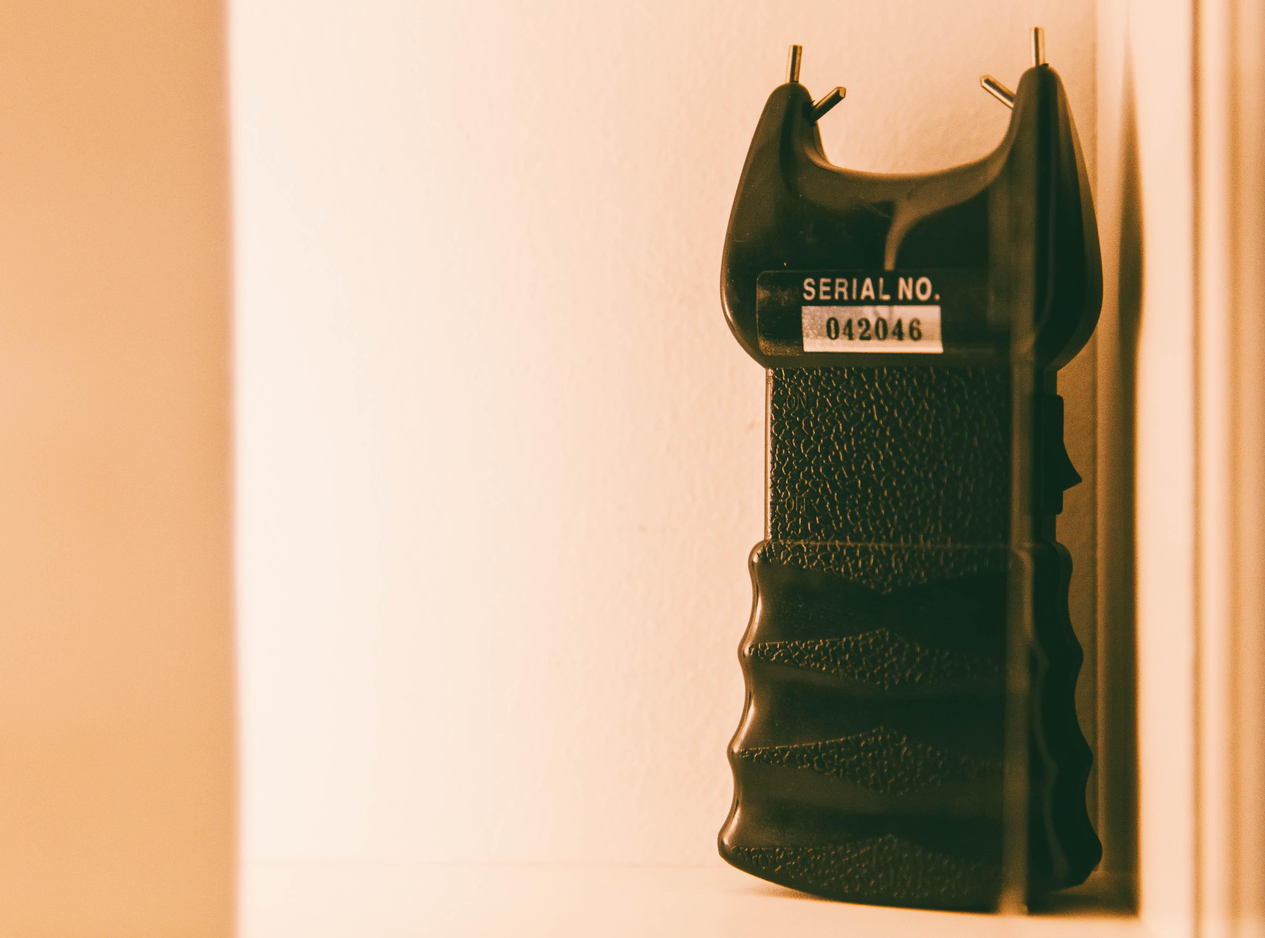 a stun gun萨格勒布,克罗地亚"爸爸离开时,保护好小女孩",这把电击枪