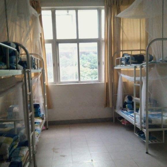 睡在我上铺的兄弟高中住宿