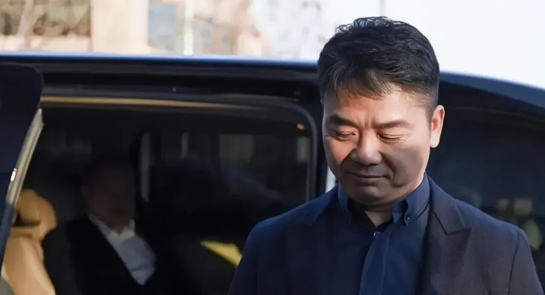 刘强东被拍丑照后续来了:京东外卖小哥收到大量"黄狗猪头肉",原来东哥