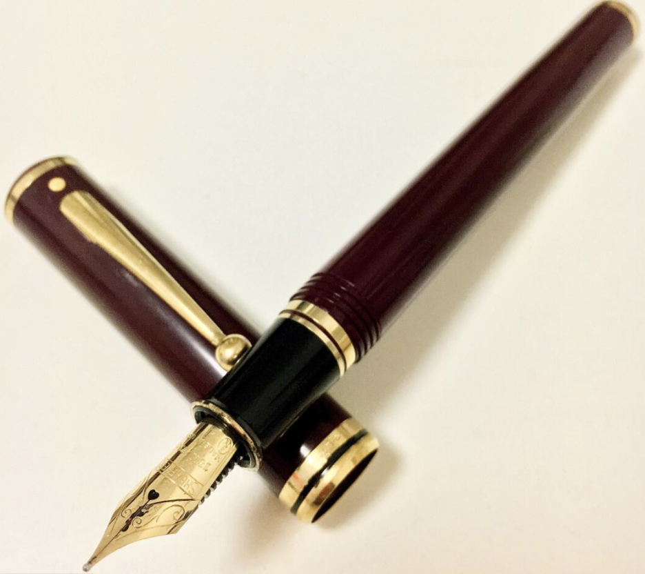 五大钢笔指的是龙鸟派犀水,龙指的是万宝龙,鸟则是百利金,原因呢是它