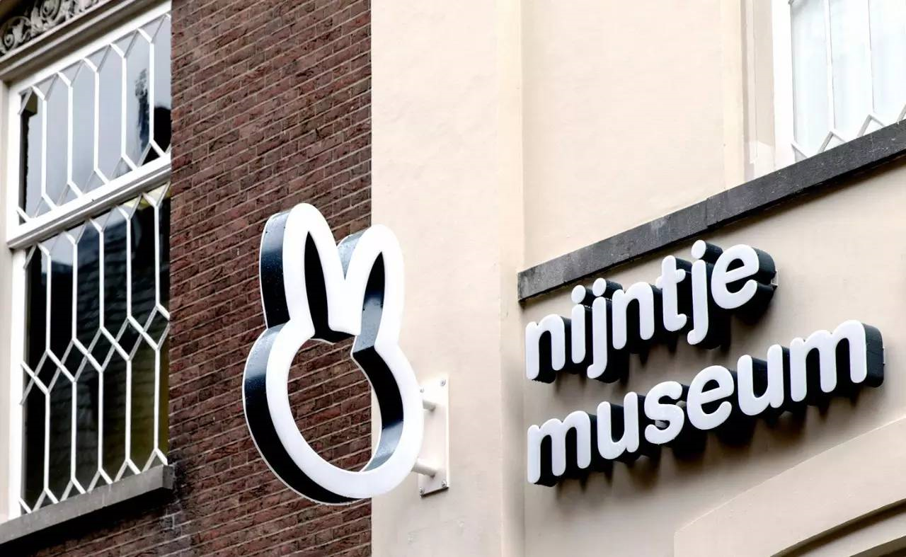 在博物馆屋内有一间miffy的小家,里面有可爱的小桌子,小椅子,及小床铺