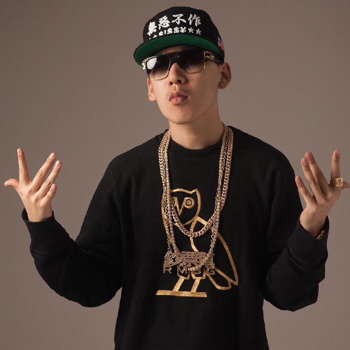 他是中国低龄说唱第一人不光热狗想与其合作而且还是法老说唱的引路人