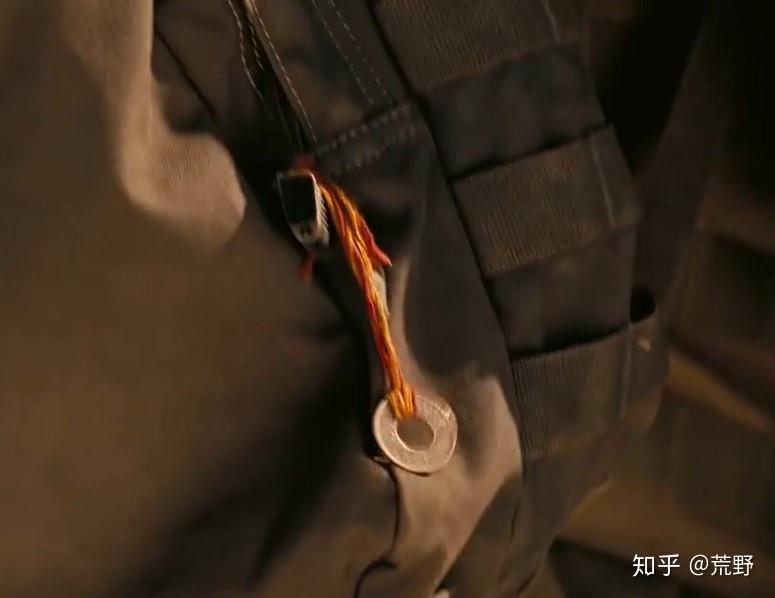 tenetneilbackpacktag信条尼尔背包上的红绳挂件挂饰圆环的出处