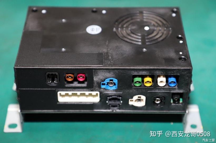 这是拆卸下来的老车机,从外观看,机身是黑颜色的
