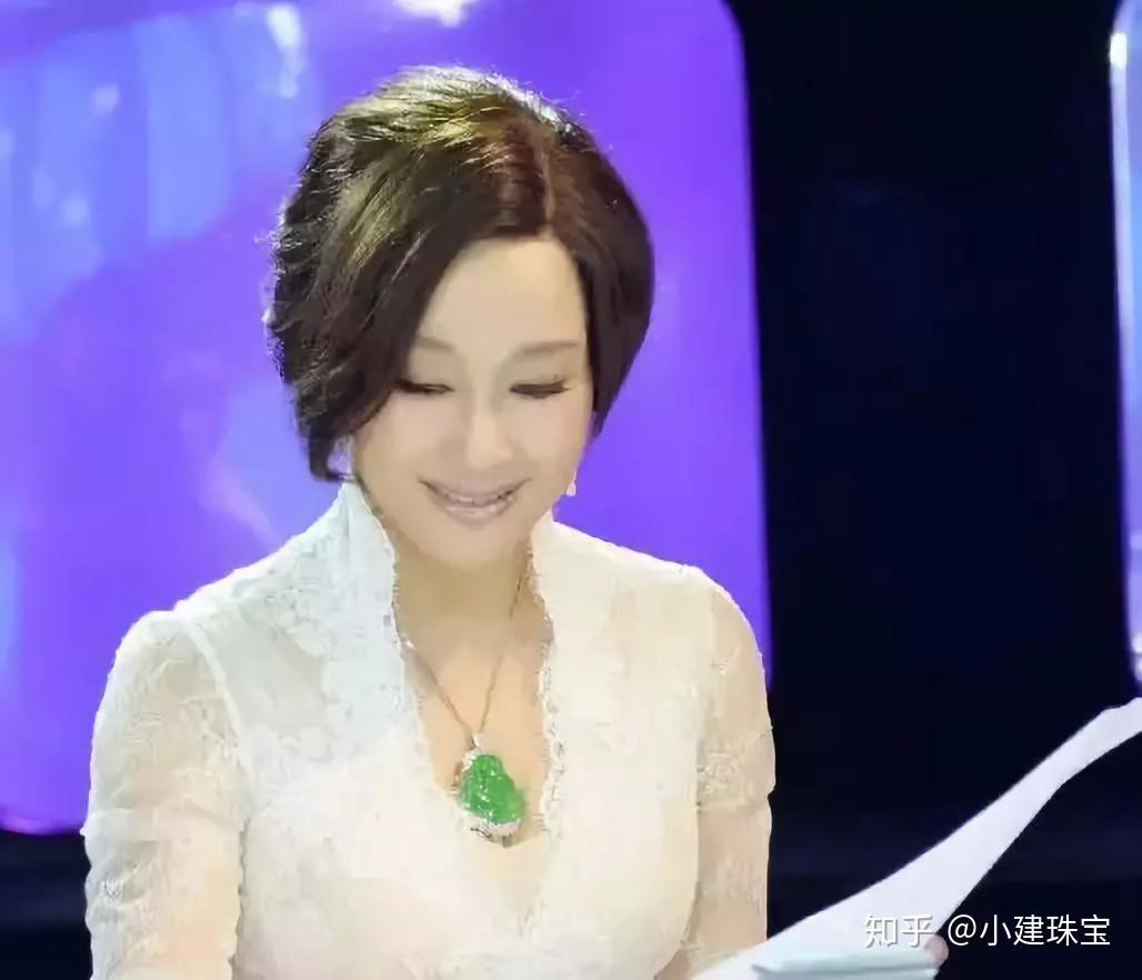 手镯,戒指和吊坠,李嘉欣还曾戴着这套翡翠首饰登上过杂志封面!