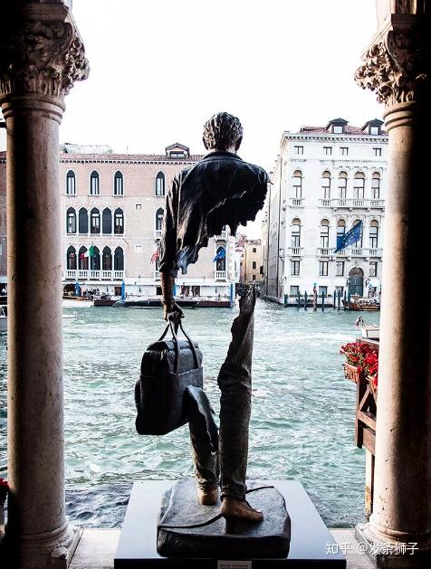 未完成旅行者雕塑现身威尼斯