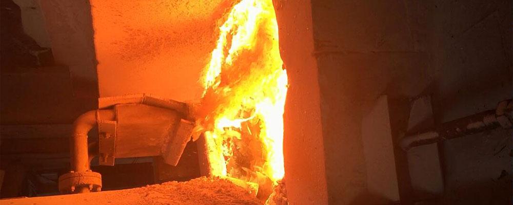 2 – 在熔炉中熔化玻璃瓶原料