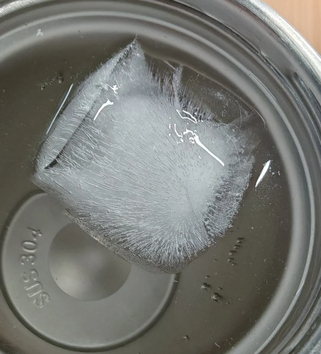 网友分享自己制的冰里面充满白色结晶，像长毛的霉豆腐，为啥会这样？怎样才能在家冻出晶莹剔透的冰？