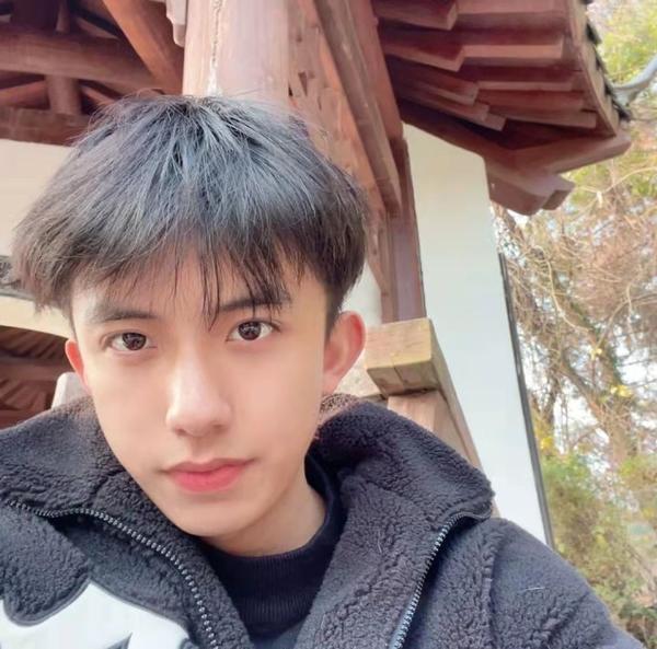 各个都抢着用我的东西,本来能用上小半年有了他们几个的加入,一个多月