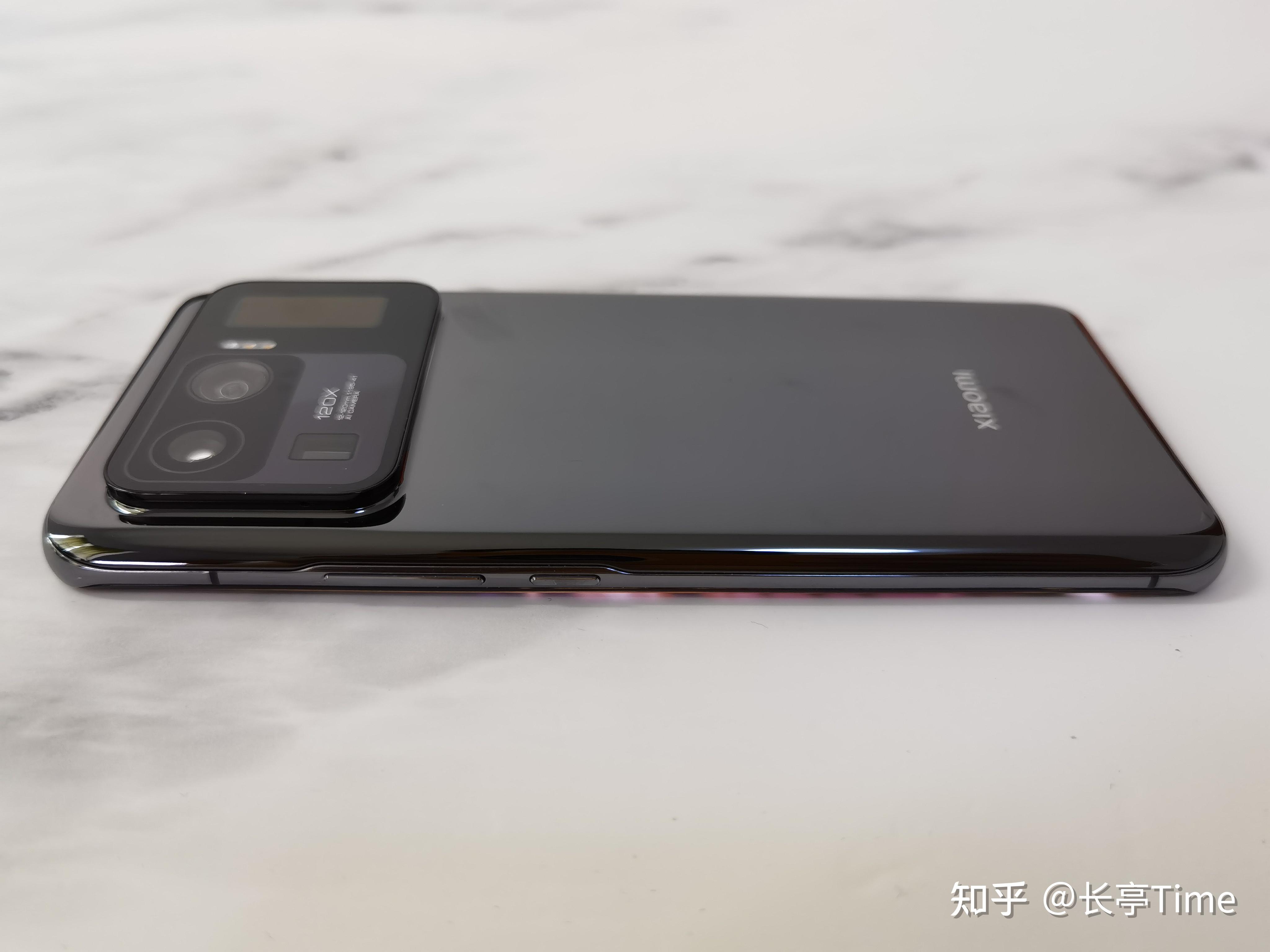 机身背部实拍图小米11 ultra的背部为陶瓷材质,手感细腻丝滑,不过较易