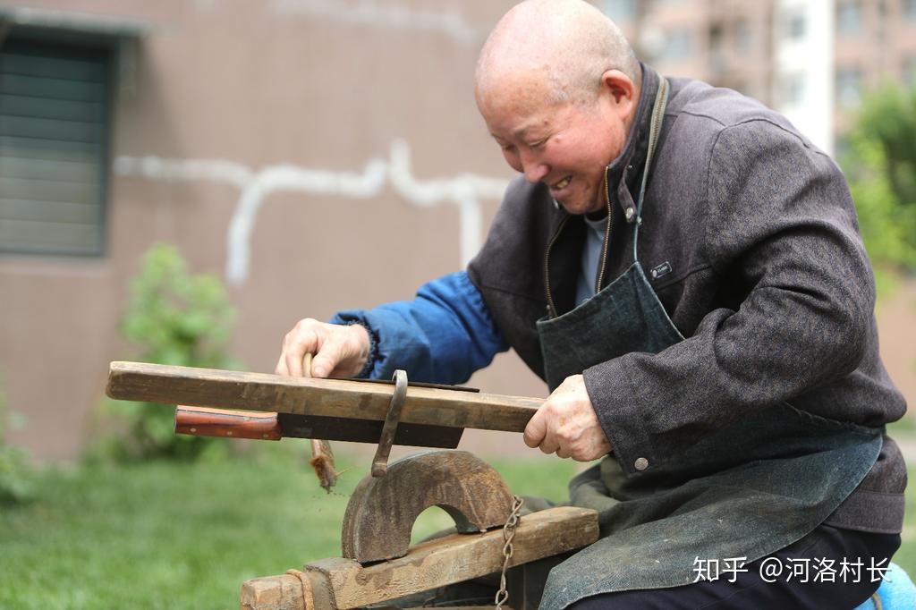 磨剪子磨刀老人小区里有个磨刀老人