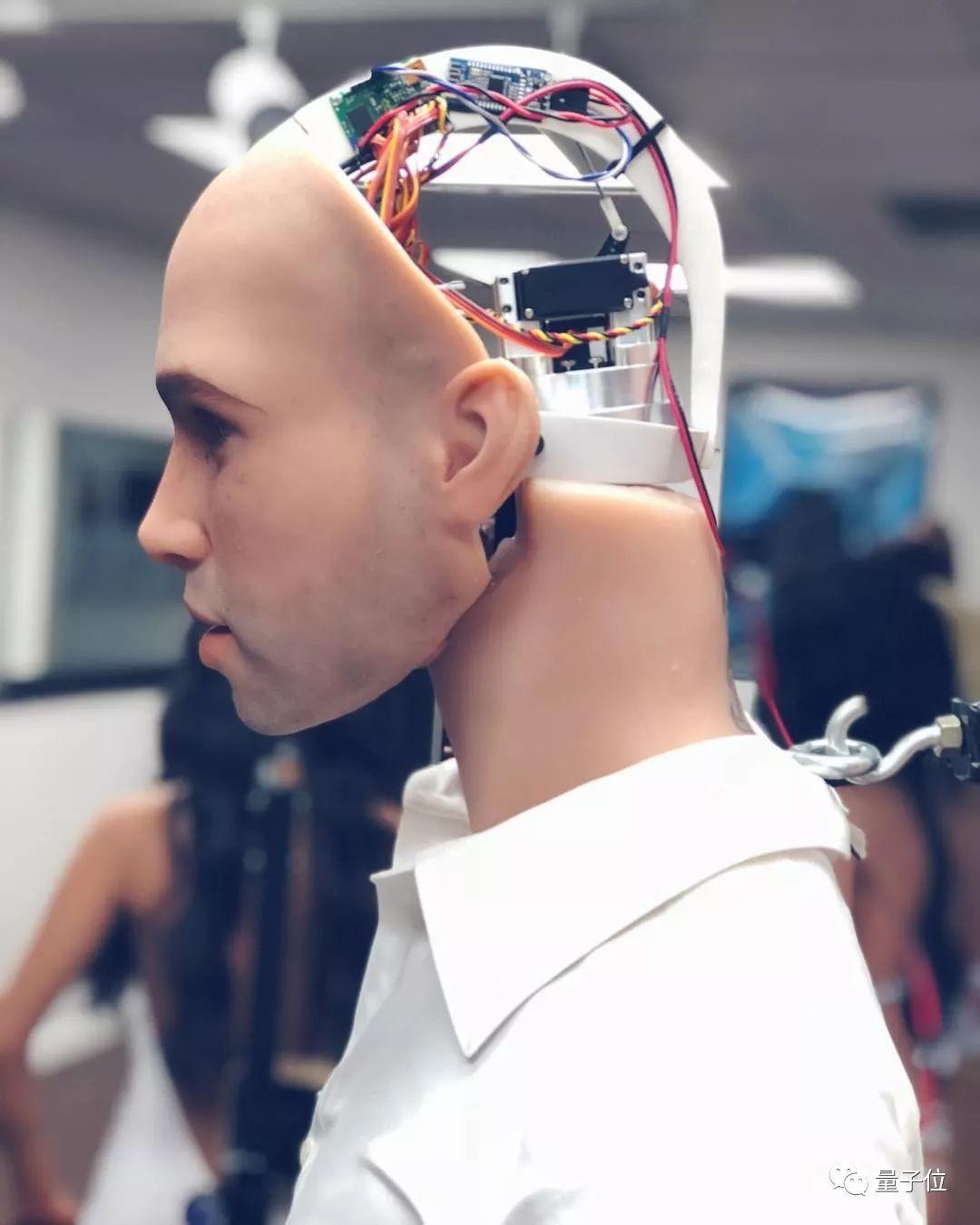 在苹果音箱里的是siri,而在机器人伴侣的"灵魂"是一套名为harmony ai