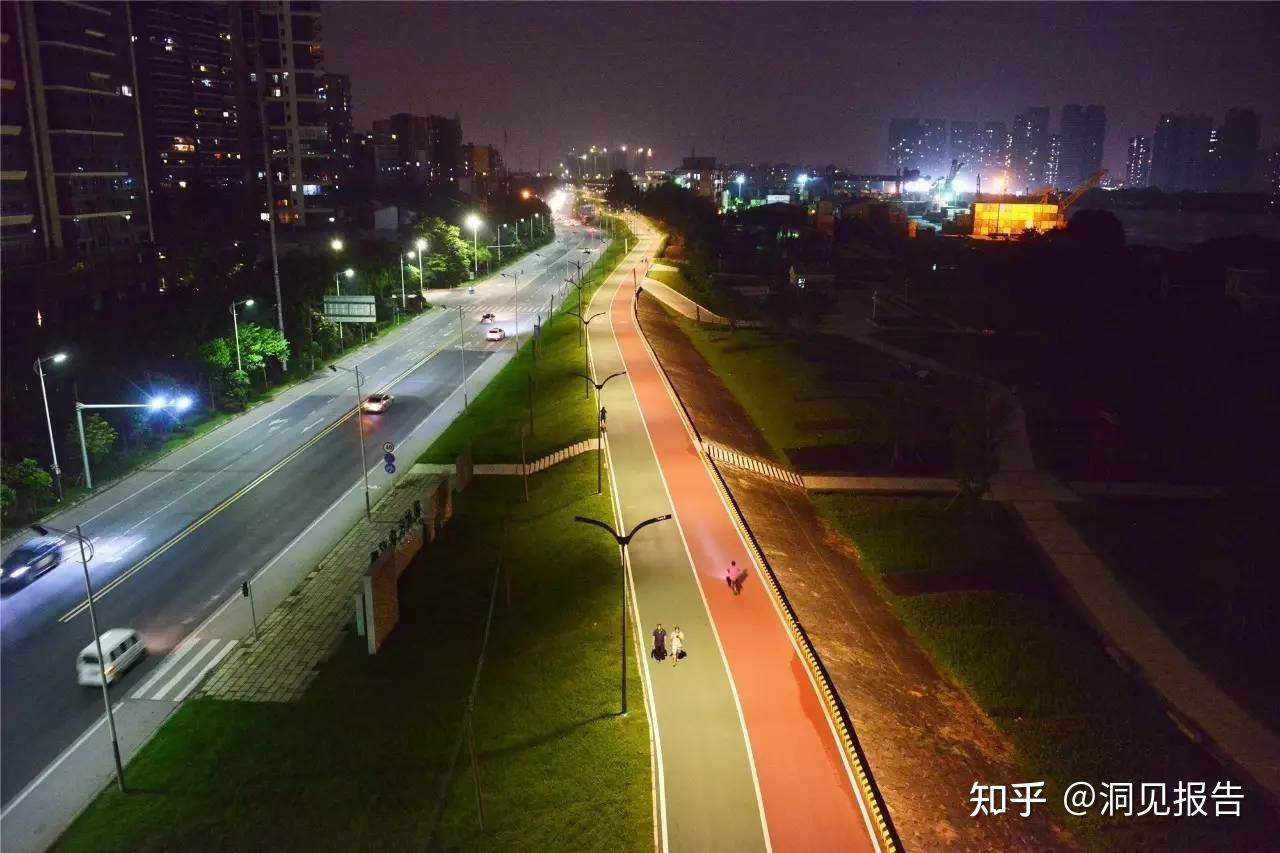 这只是河堤灯光夜市的一个缩影.在三水的北江大堤则是另一番景象.